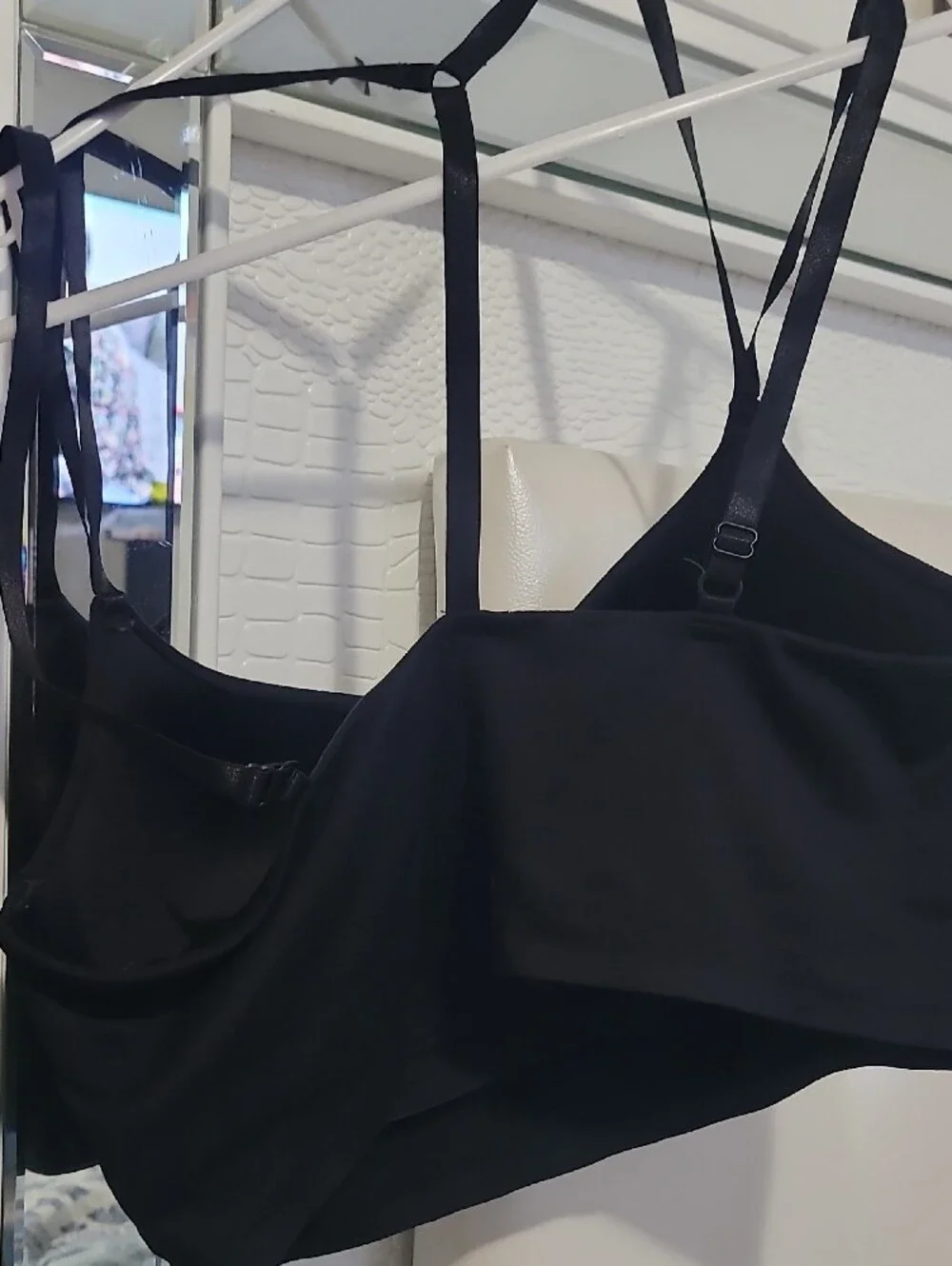 ALO Yoga💎 Black AloSoft Strappy Back Sports Bra